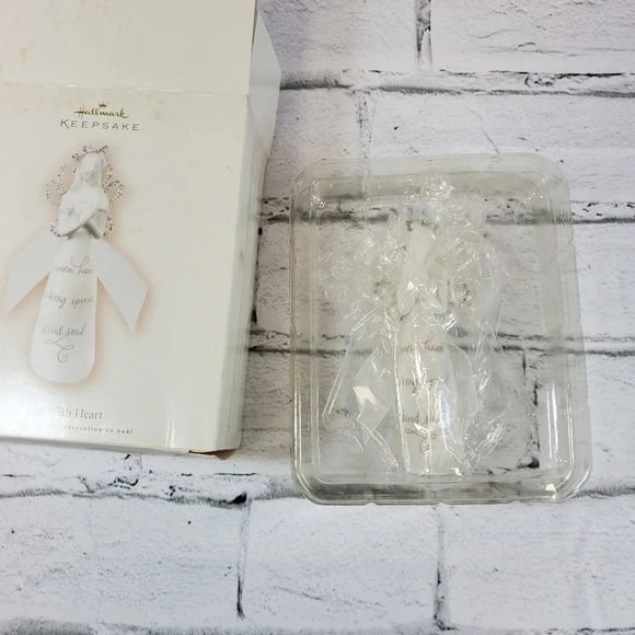 2007 Angel With Heart Hallmark Keepsake Collectors Ornament HM3 - Picture 1 of 11